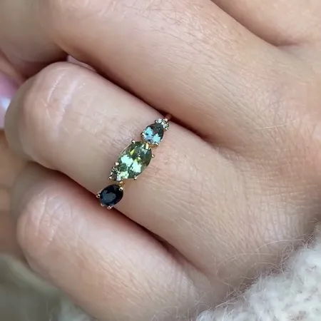 Bague de fiançailles en argent et or jaune avec péridot vert en forme de poire