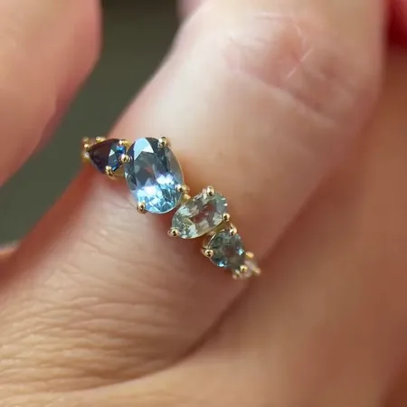 Bague de fiançailles en argent et or jaune avec aigue-marine bleue de taille ovale