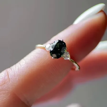 Bague de fiançailles 3 pierres en argent sterling et or jaune avec émeraude verte de taille ovale