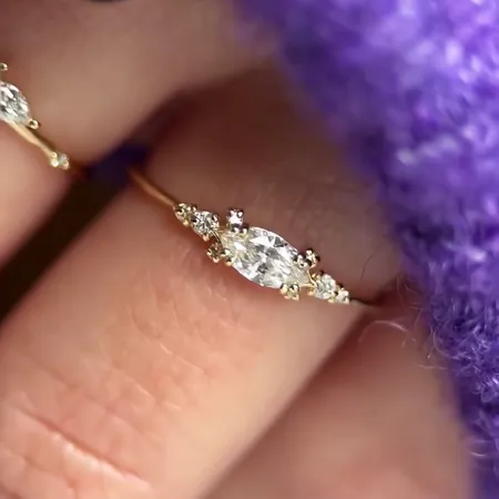 Bague de fiançailles en argent jaune et or blanc avec diamant taillé en marquise