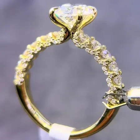 Bague de fiançailles en or jaune blanc et argent sterling avec diamant ovale