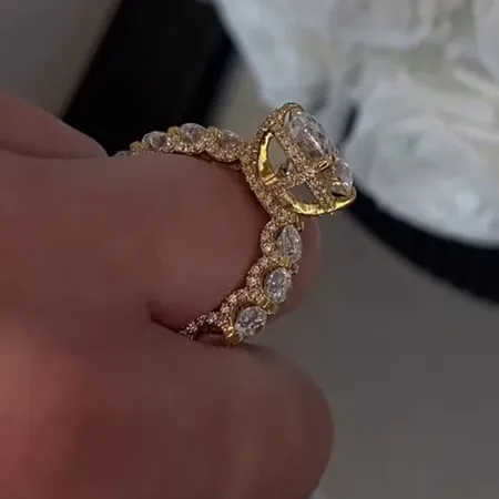 Bague de fiançailles à halo...