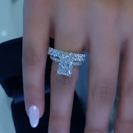 Bague en argent blanc...