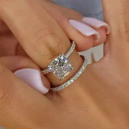 Bague en argent sterling sertie d'un diamant taille coussin