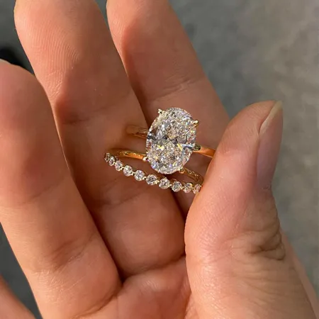 Anneau de mariage en argent jaune orné d'un halo de diamants de taille ovale