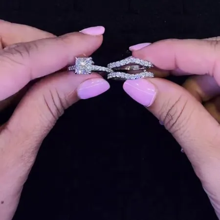 Anneau de mariage en argent sterling serti d'un diamant taille princesse blanc