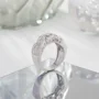 Alliance en argent sterling blanc sertie d'un diamant taille ronde et sertie d'un diamant entrelacé