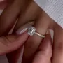 Bague de fiançailles en argent sterling ornée d'un halo de diamants rayonnants