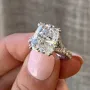 Bague de fiançailles en argent blanc avec diamant taille coussin