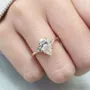 Bague de fiançailles 3 pierres en argent jaune et diamant poire blanc