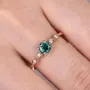 Bague de fiançailles en argent rose avec émeraude verte de taille ronde