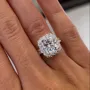 Bague de fiançailles avec halo en argent jaune et or blanc et diamant taille coussin