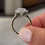 Bague de fiançailles avec halo en argent jaune et or blanc et diamant taille coussin