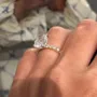 Bague de fiançailles halo en argent jaune et or blanc avec diamant taille coussin