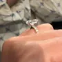 Bague de fiançailles halo en argent jaune et or blanc avec diamant taille coussin