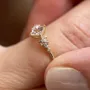 Bague de fiançailles en argent jaune blanc et diamant taille princesse