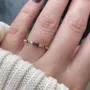 Bague de fiançailles en argent et or jaune avec émeraude de taille ovale de couleur verte