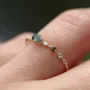 Bague de fiançailles en argent et or jaune avec émeraude de taille ovale de couleur verte
