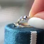 Bague de fiançailles saphir bleu en forme de poire en argent sterling et or jaune