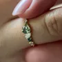 Bague de fiançailles en argent sterling et or jaune avec péridot de taille ovale et de couleur verte