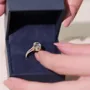 Bague de fiançailles à halo en argent sterling et or jaune avec diamant de taille ovale