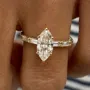 Bague de fiançailles en argent jaune et or blanc avec diamant de taille marquise
