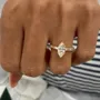 Bague de fiançailles en argent jaune et or blanc avec diamant de taille marquise