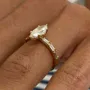 Bague de fiançailles en argent jaune et or blanc avec diamant de taille marquise