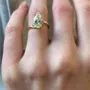 Bague de fiançailles solitaire en argent jaune et or blanc avec diamant taille poire
