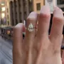 Bague de fiançailles solitaire en argent jaune et or blanc avec diamant taille poire