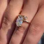 Bague de fiançailles en argent jaune or et diamant blanc de taille ovale
