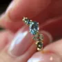 Bague de fiançailles en argent et or jaune avec aigue-marine bleue de taille ovale