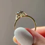 Bague de fiançailles 3 pierres en argent sterling et or jaune avec émeraude verte de taille ovale