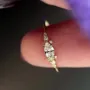 Bague de fiançailles en argent jaune et or blanc avec diamant taillé en marquise