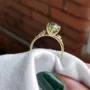 Bague de fiançailles en argent sterling et or jaune avec péridot vert à taille ronde