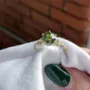 Bague de fiançailles en argent sterling et or jaune avec péridot vert à taille ronde