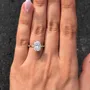 Bague de fiançailles en or jaune avec halo en argent sterling et diamant taillé en forme de coussin