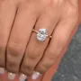 Bague de fiançailles en or jaune avec halo en argent sterling et diamant taillé en forme de coussin
