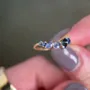 Bague de fiançailles en argent rose et saphir bleu à taille ovale