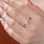 Bague de fiançailles en or jaune blanc et argent sterling avec diamant ovale