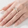 Bague de fiançailles en or jaune blanc et argent sterling avec diamant ovale