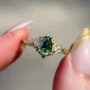 Bague de fiançailles 3 pierres en or jaune, émeraude taille poire et argent sterling