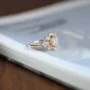 Bague de fiançailles en argent sterling or jaune avec saphir blanc taille ronde et motif floral