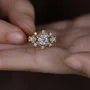 Bague de fiançailles en argent sterling or jaune avec saphir blanc taille ronde et motif floral