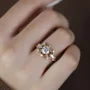 Bague de fiançailles en argent sterling or jaune avec saphir blanc taille ronde et motif floral