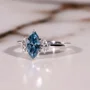 Bague de fiançailles trois pierres en argent sterling et saphir bleu taille marquise