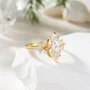 Bague de fiançailles en argent jaune et or blanc avec diamant de taille marquise