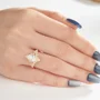 Bague de fiançailles en argent jaune et or blanc avec diamant de taille marquise