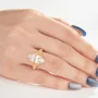 Bague de fiançailles en argent et or jaune avec diamant de taille marquise