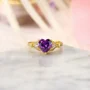 Bague de fiançailles 3 pierres en argent sterling 925 et or jaune, ornée d'une améthyste violette taille cœur
